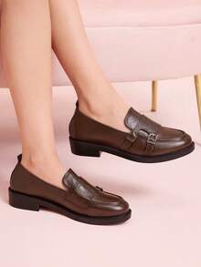 CUCCOO DOLLMOD Zapatos planos tipo mocasín con hebilla de metal decorativa para mujer - Café integral - Ver 4