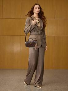 MOTF PREMIUM 女士优雅复古鳄鱼压纹手提包，搭配精致五金锁扣和毛绒挂饰，适合日常通勤购物场景 - 咖啡 - 查看 5