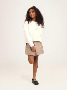 SUMWON 毛茸茸的白色毛衣，带有银色蝴蝶结和珍珠装饰，适合节日派对 - 白色 - 查看 5