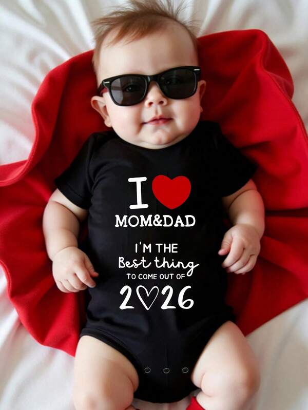 Fröhliches Neues Jahr 2026 Baby Jungen Lässige Mode Kreative Personalisierte Erfrischende Einfache Süße Zahl Herz Buchstabe Slogan Grafik Muster Lässige Grundlegende Rundhals Kurzarm Romper, Bequemes Outfit, Neujahrsstimmung