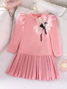 SHEIN Vestido infantil feminino moderno com estampa floral branca, barra plissada, gola redonda preta e mangas compridas. Confortável e estiloso, ideal para outono/inverno. - Rosa - Ver 3