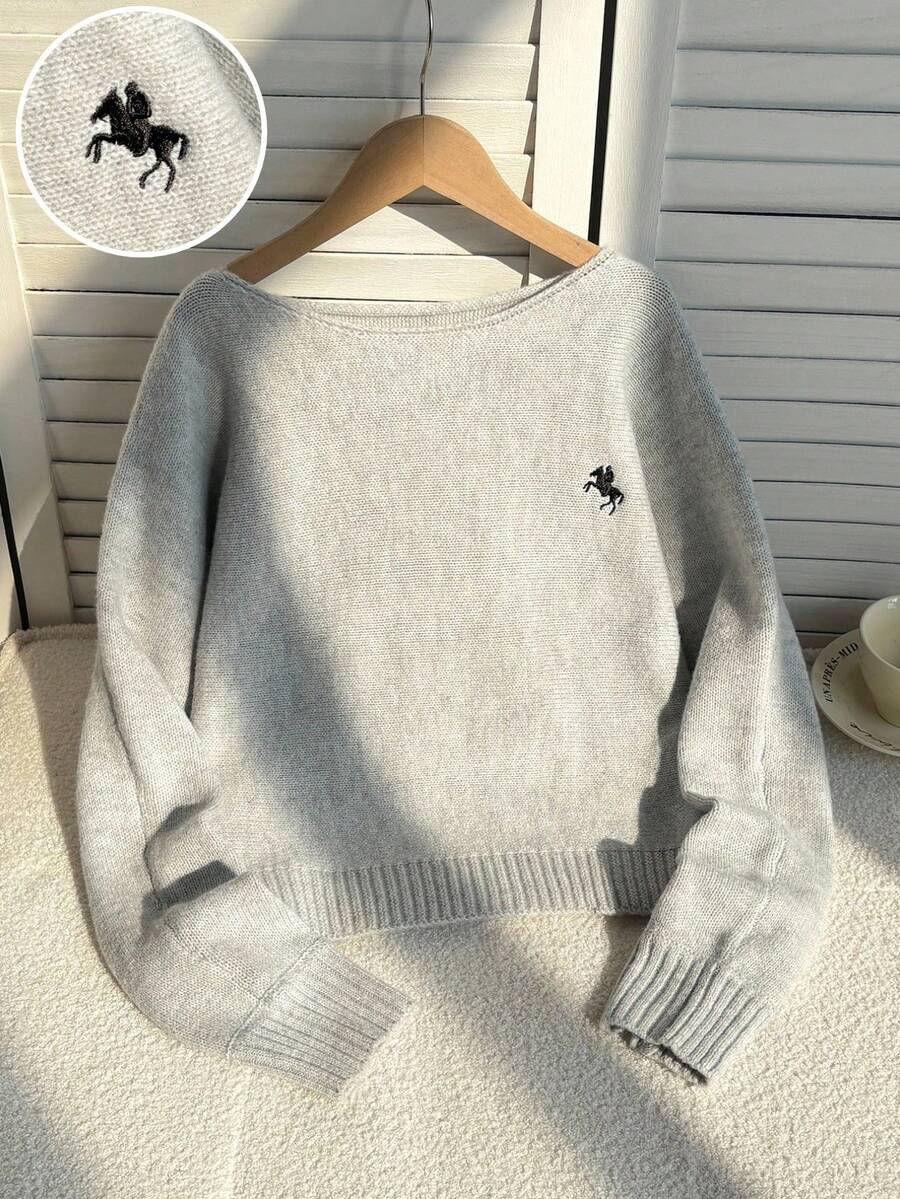 SHEIN Sparklyn 女童毛衣一件，时尚露肩宽松慵懒黑色骏马刺绣图案灰色蝙蝠袖短款套头衫。厚度适中，下摆和袖口整齐，柔软舒适，纯色干净百搭。适合秋冬季日常穿着、上学、购物、聚会、居家等各种场合。 - 淺灰色 - 查看 1