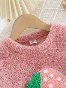 SHEIN Playful Pals 女童秋冬家居服两件套，针织保暖套头毛衣搭配松紧腰长裤，草莓刺绣装饰，舒适休闲，适合上学和居家穿着。 - 粉色 - 查看 6
