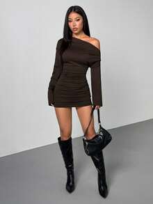 SHEIN PETITE 女士纯色简约休闲不对称露肩连衣裙,适合外出穿着,休闲连衣裙,性感露背秋季连衣裙,夏季连衣裙,露肩连衣裙,棕色连衣裙,棕色性感迷你连衣裙 - 棕色 - 查看 5