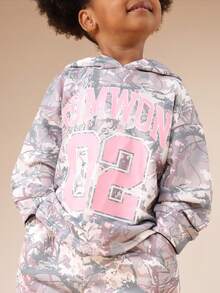 SUMWON 女童超大款迷彩印花连帽衫和运动裤套装，无抽绳帽，粉色数字设计，度假款 - 灰色 - 查看 6