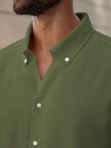 Manfinity Homme Camisa casual de diseño minimalista con botones delanteros, manga larga y hombros rectos, para hombres de talla grande dunicolordo - Verde militar - Ver 6