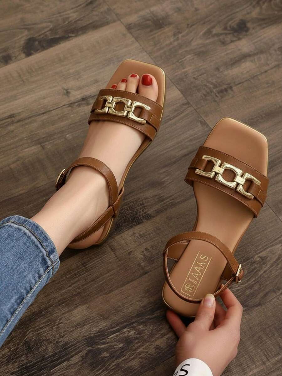 Sandalia de mujer con cadena metálica, punta cuadrada, doble tira y correa, plana, estilo minimalista para oficina y casual - Marrón - Ver 1