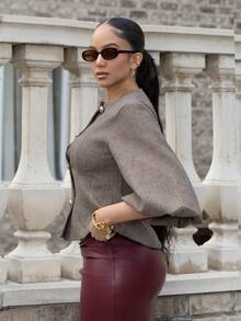 Melissa Matos 优雅复古法式女式浪漫约会奢华高端设计人字形圆领短款灯笼袖收腰金属纽扣西装外套 - 彩色 - 查看 4