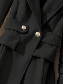 Sparklyn 一件少女款独特腰部设计中长长袖外套，优雅时尚，适合秋冬季户外穿着。