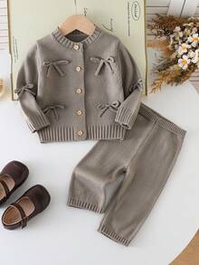 SHEIN Baby Girls Bow Decor Cardigan & Pants Knit Sweater Set, Soft & Comfortable, Suitable For Spring/Autumn Occasions: Casual, Outdoor, Travel, Holiday, Home, Daycare, Playtime Baby Set Autumn Winter Season Two Piece Winter Outfits For Toddler Knit Two Piece Toddler Baby Warm Sets Baby Sweater Set Autumn And Winter Two Piece Suit Toddler Suit Baby Girl Clothes Spring Fall Baby Elegant Clothes