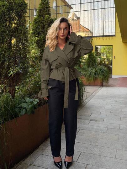 Jeta Ari Damtrenchcoat med knappar, skärp och raglanärmar för höst/vinter