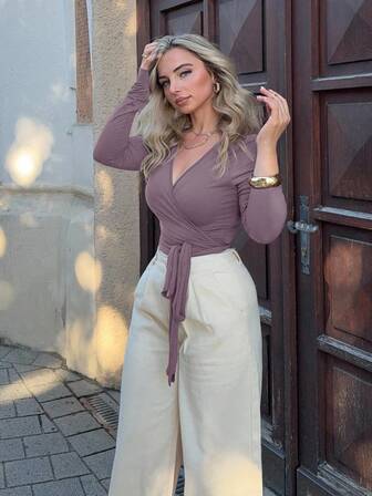 Jeta Ari Camiseta corta y ajustada de manga larga con cuello en V, de yoga, fitness y deportes, de color rosa, de alta elasticidad y suave, diseño minimalista, casual y elegante, esencial para el armario de mujer, para primavera/otoño