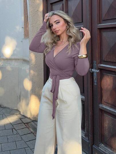 Jeta Ari Camiseta corta y ajustada de manga larga con cuello en V, de yoga, fitness y deportes, de color rosa, de alta elasticidad y suave, diseño minimalista, casual y elegante, esencial para el armario de mujer, para primavera/otoño