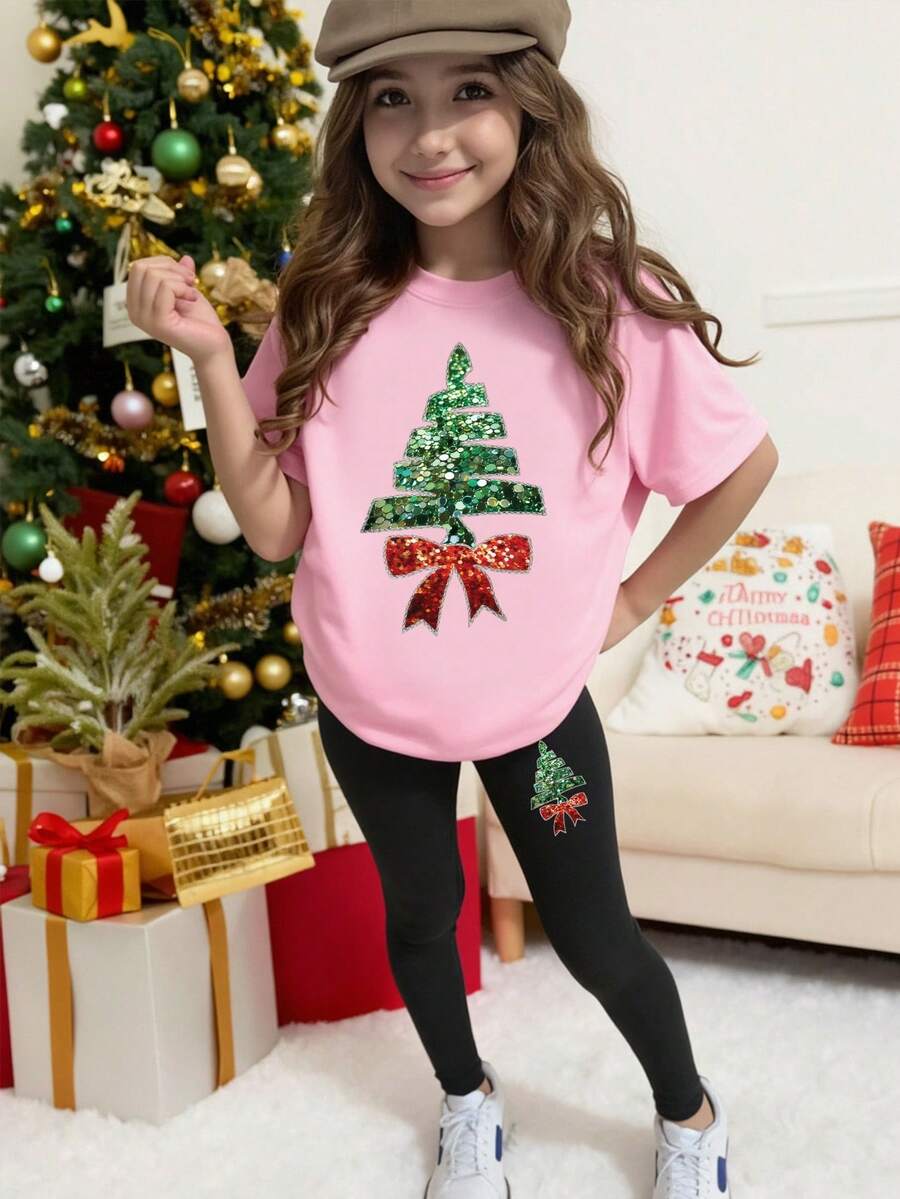 SHEIN ¡Feliz Navidad! Conjunto de ropa navideña para niñas - Casual, de moda, personalizado, fresco, minimalista, lindo con estampado de árbol de Navidad brillante y lazo. Conjunto de camiseta corta y leggings, atuendo cómodo para fiesta de Navidad y ropa navideña para niñas. Leggings de invierno para niñas. - Multicolor - Ver 1