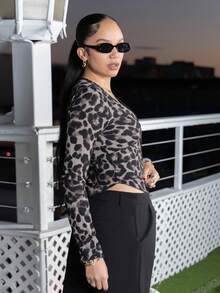 Melissa Matos Top ajustada de mujer de manga larga con cuello en V de punto, estampado de leopardo, de estilo casual - Multicolor - Ver 6