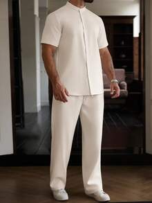 Manfinity Homme Herren Große Größen einfaches, lässiges Set aus einfarbigem Kurzarmhemd mit Knopfleiste und Hose, Sommer Herren lässiges Oberteil und Unterteil Set, Herren Co-Ord Set Creme Outfit, Herren Zweiteiler Set Sommer, Herren gestricktes Set - Beige - Übersicht 4