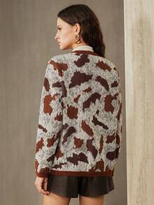 Revavyn Revavyn Pull décontracté pour femmes avec design d'épaule surdimensionné, décoré de perles, en tissu jacquard à imprimé léopard - Multicolore - Voir 3