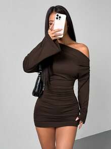 SHEIN PETITE 女士纯色简约休闲不对称露肩连衣裙,适合外出穿着,休闲连衣裙,性感露背秋季连衣裙,夏季连衣裙,露肩连衣裙,棕色连衣裙,棕色性感迷你连衣裙 - 棕色 - 查看 7