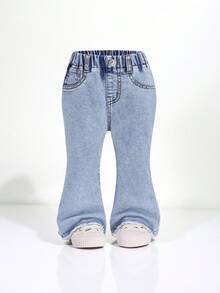 SHEIN Explorewe 1 pieza Jeans de pierna acampanada con cintura elástica para niña, estilo casual, lindo y dulce para fiestas, vacaciones y campo. Tela de mezclilla elástica y cómoda de color azul medio lavado. Diseño de cintura elástica y pierna acampanada, adecuado para uso diario, ya sea jugando en casa o saliendo, mantiene al niño cómodo y con estilo. - Lavado ligero - Ver 3