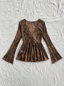 Soleia 女式复古印花 V 领前系带蝴蝶结喇叭袖不对称荷叶边下摆衬衫，适合秋季度假 - 彩色 - 查看 3