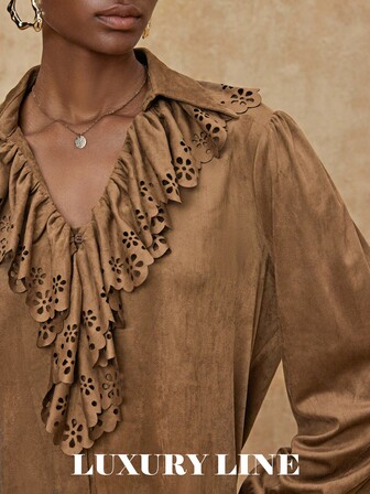 SHEIN Privé VITNOS 女士休闲复古纯色镂空荷叶边V领衬衫，秋冬新款，秋冬休闲穿搭，时尚秋季，派对造型，奢华服饰，女士秋冬服装，新年穿搭，大地色系女装，优雅穿搭，法式优雅，舒适毛衣，周末穿搭，秋季职场穿搭，今秋时尚之选，适合约会、外出、夜生活、婚礼、假日、度假、生日、工作和通勤等场合。