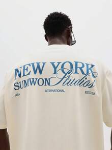 Áo thun ngắn tay cổ tròn dáng regular fit SUMWON với hình in phía sau của New York Studios International, phong cách thường ngày. - Màu be - Xem 3