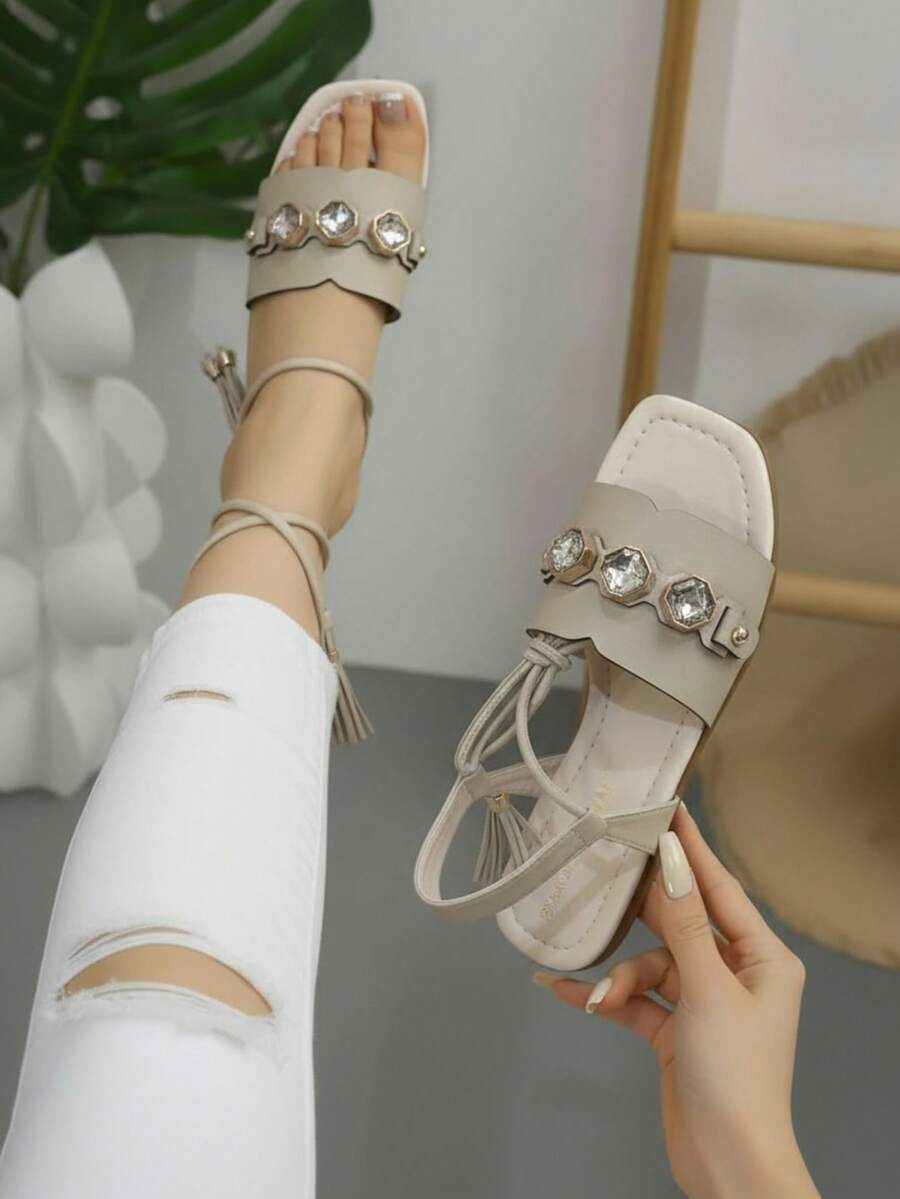 Sandalia plana para mujer diseño brillante detalle pedrería punta cuadrada cordón ajustable estilo elegante verano diario sandalia - Blanco - Ver 1