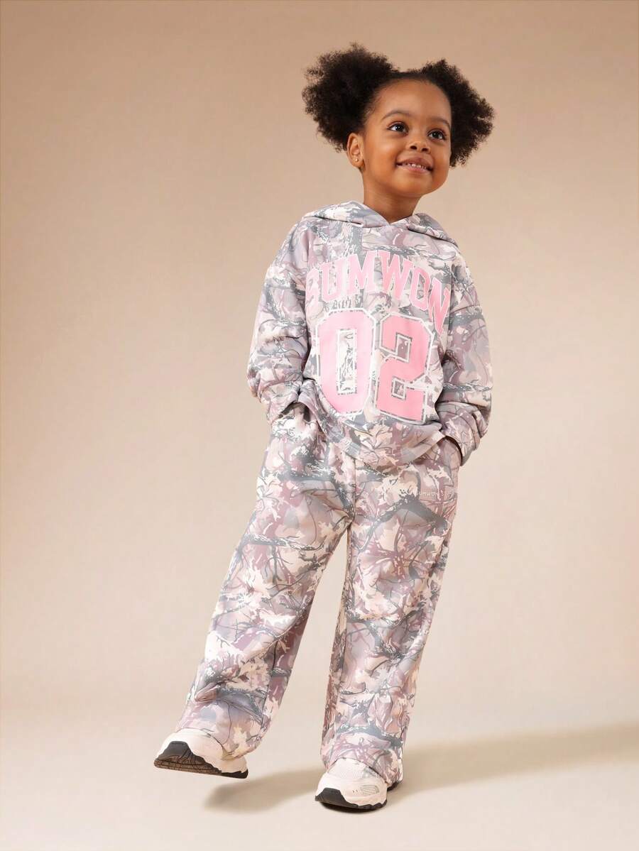 SUMWON 女童超大款迷彩印花连帽衫和运动裤套装，无抽绳帽，粉色数字设计，度假款 - 灰色 - 查看 1