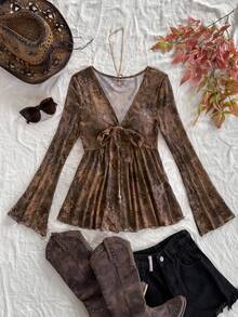 Soleia 女式复古印花 V 领前系带蝴蝶结喇叭袖不对称荷叶边下摆衬衫，适合秋季度假 - 彩色 - 查看 2