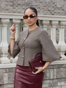 Melissa Matos 优雅复古法式女式浪漫约会奢华高端设计人字形圆领短款灯笼袖收腰金属纽扣西装外套 - 彩色 - 查看 1