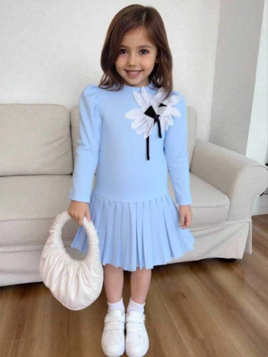 SHEIN Elladie kids 女童时尚白色花朵装饰褶皱下摆黑色圆领长袖连衣裙,舒适时尚,秋冬款 - 藍色 - 查看 1