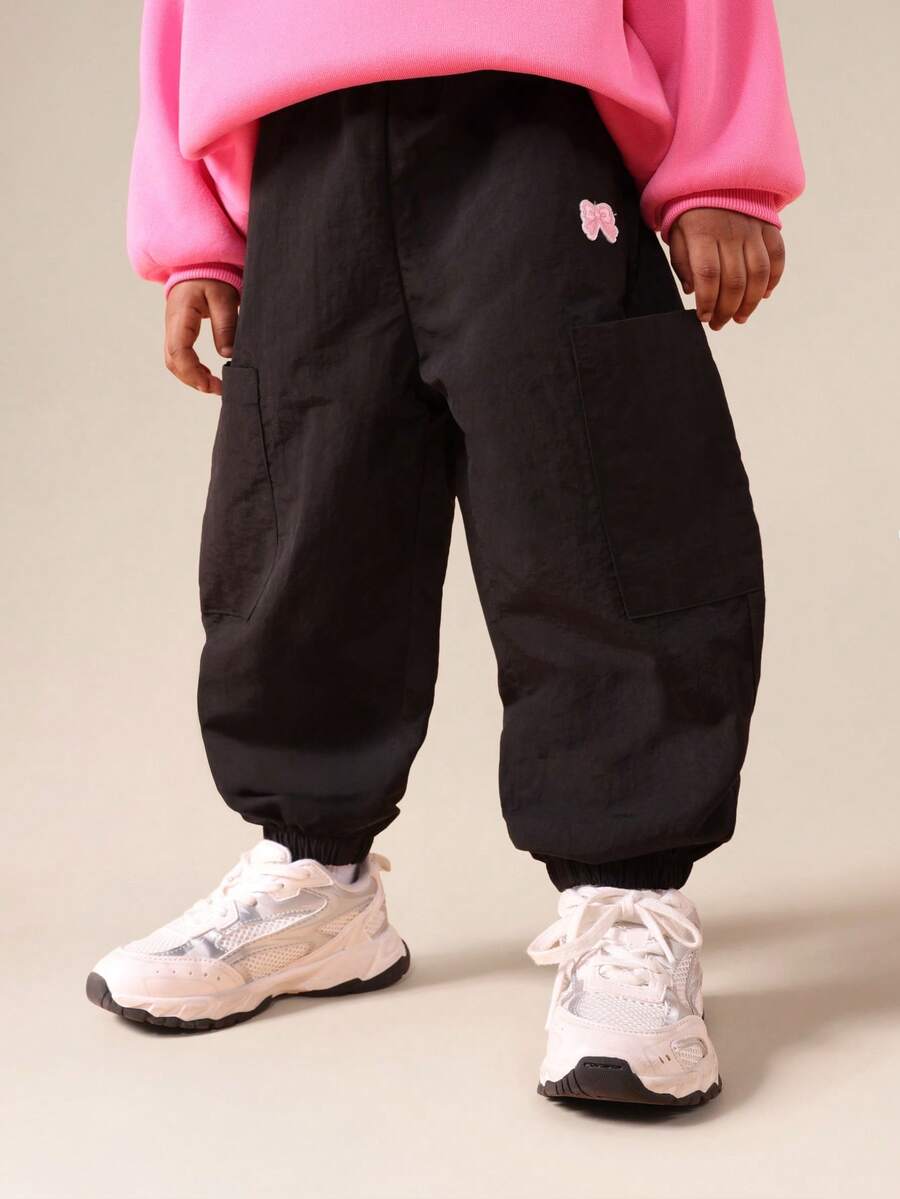 SUMWON Pantalones cargo para niñas con cintura elástica y bolsillos grandes para uso casual, actividades al aire vacaciones - Negro - Ver 1
