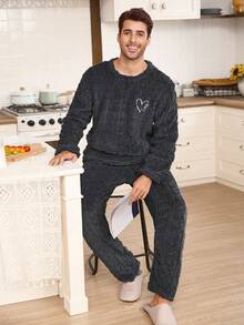 CoupledUp 心形字母刺绣抓绒男士蓬松舒适睡衣套装，冬季保暖