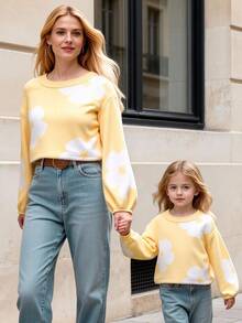SHEIN Playful Pals 女童休闲花卉圆领毛衣，适合休闲、居家、聚会、返校 - 黃色 - 查看 2