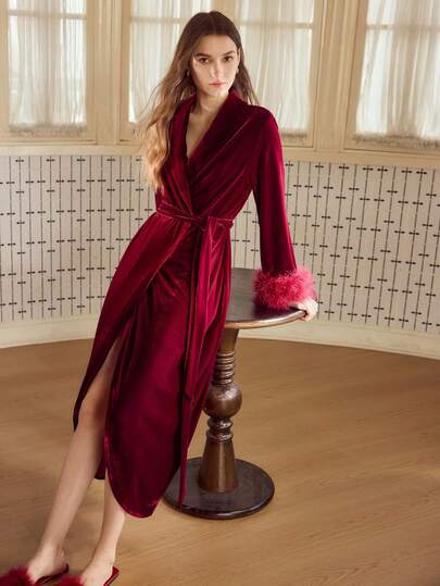 MOTF PREMIUM BATA CON CUELLO DE CHAL, PUÑOS DE PELUCHE CONTRASTANTE Y CINTURÓN