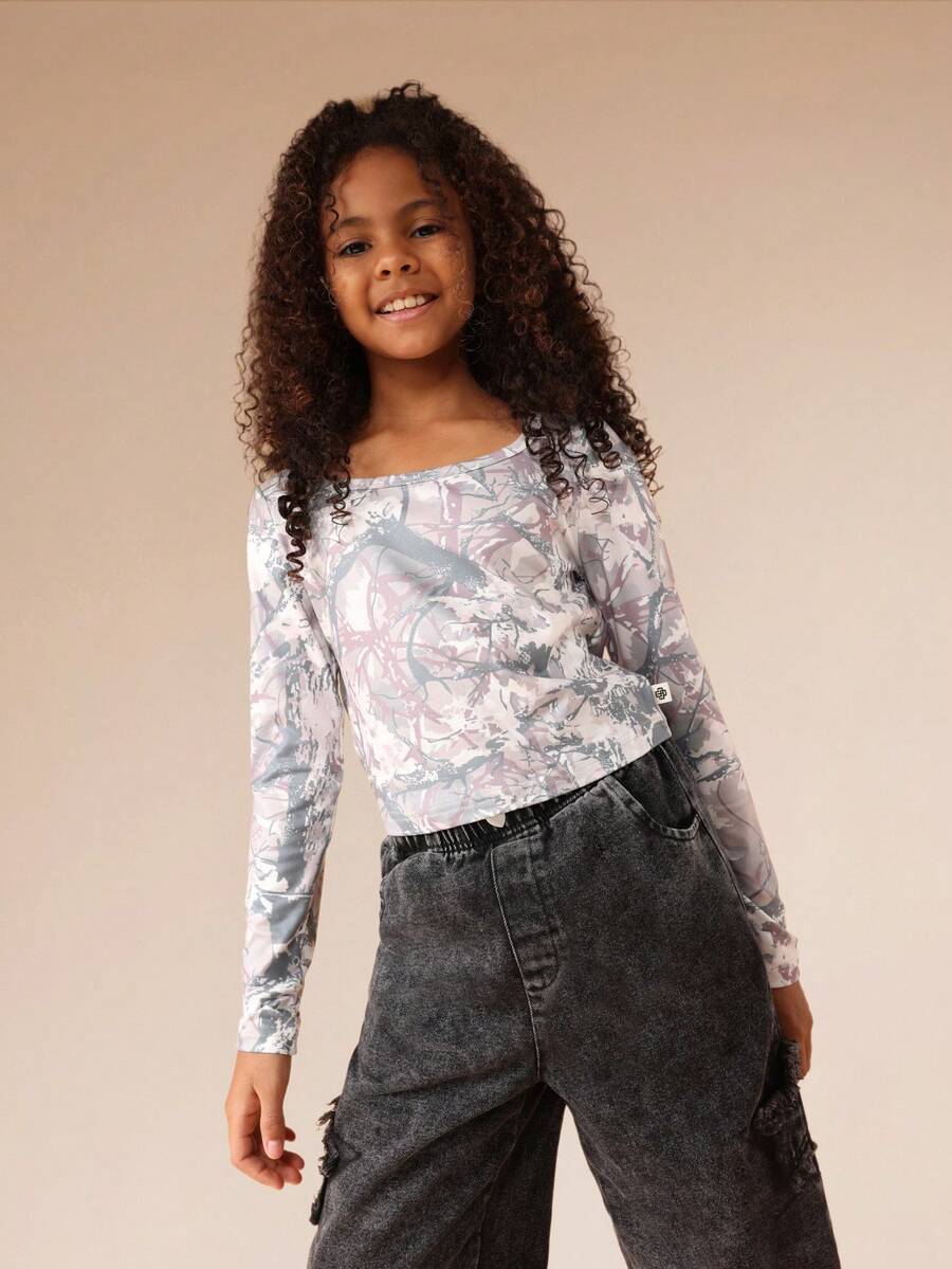 SUMWON Blusa feminina de manga comprida com estampa de borboletas, decote quadrado e padrão abstrato.