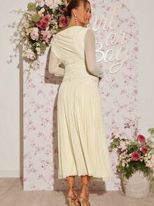 Loomaby 孕妇纯色褶皱花卉刺绣优雅不对称肩长袖连衣裙 - 杏色 - 查看 2