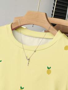 SHEIN 夏季新品，休闲百搭甜美柠檬水果印花露脐上衣，女士修身T恤，舒适设计，适合日常穿着、户外活动和购物。 - 黃色 - 查看 3