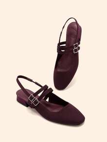 عنابي اللون