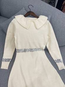 GlowEve Vestido longo de malha evasê com gola, mangas compridas e cintura marcada, elegante e com aplicações de lantejoulas. Versátil para diversas ocasiões. - Bege - Ver 3