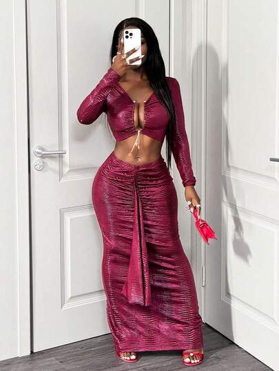 SHEIN BamGlam 这是一款新款性感U型钢环长袖短袖上衣，饰有金属链条和串珠，搭配褶裥长裙和修身半裙。面料采用黑金纹理涂层材质。适合派对、音乐会、音乐活动和日常出行等场合。女士两件套。