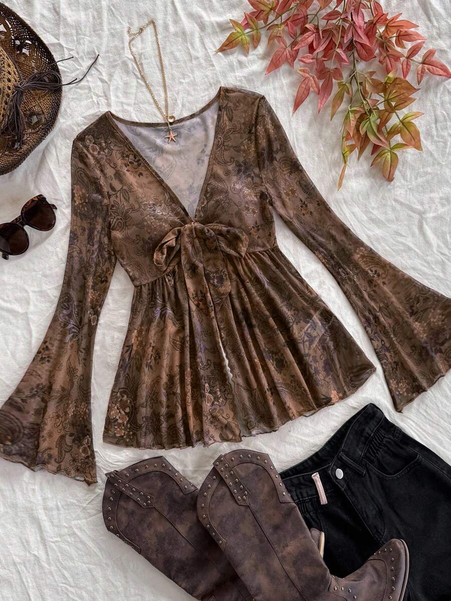 Soleia 女式复古印花 V 领前系带蝴蝶结喇叭袖不对称荷叶边下摆衬衫，适合秋季度假 - 彩色 - 查看 1