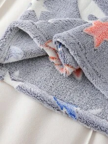 Conjunto de pijama de manga comprida e gola redonda em fleece com estampa de astronautas e planetas que brilha no escuro para adolescentes, ideal para uso diário.