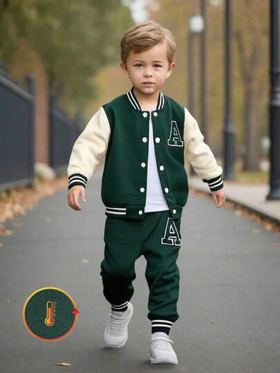 SHEIN Genkimix Kids Bộ 2 món cho bé trai: Áo len đan màu đen có tay áo màu trắng và in chữ A, kết hợp với quần thể thao in họa tiết phù hợp, cổ áo, bo gấu và gấu váy, co giãn và thoải mái, phong cách thường ngày và thể thao thích hợp mặc hàng ngày vào mùa xuân/thu, đi học, du lịch