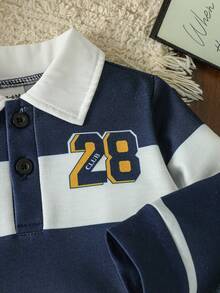 SHEIN Playful Pals 2件套男婴男女通用休闲运动学院风条纹polo衫和蓝色牛仔裤，带有徽章和数字印花，蓝白配色，适合冬季搭配外套，适合运动、上学、度假、旅行，男婴秋季服装，男婴外套，百搭婴儿套装，秋冬季24个月男婴套装，男婴休闲套装，学院风男婴服装 - 寶藍色 - 查看 4