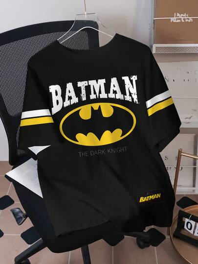 BATMAN X SHEIN Camiseta negra de manga corta con estampado de rayas y contraste de logotipo de murciélago y letras, estilo casual y urbano para hombre, verano