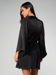 MISSGUIDED 缎面吊带睡衣套装，含配套睡袍 - 舒适放松的奢华睡衣 - 黑色 - 查看 2