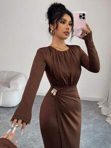 SHEIN Elenzya Rochie de damă tricotată, cu talie strânsă, cu decor metalic, mulată, elegantă, de zi cu zi, pentru naveta, stil francez, vintage, versatilă, pentru petreceri de Crăciun, de Anul Nou, pentru afaceri, maro, cu mânecă lungă, toamnă/iarnă - Maro - Vizualizare 3