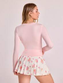 Sovereign Charm Conjunto deportivo de camiseta de manga larga de cuello en V de unicolor y falda mini plisada con estampado floral para mujer - Rosa - Ver 2