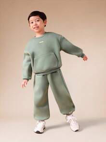 SUMWON 男童鼠尾草绿运动衫套装，无抽绳帽和中央口袋，适合度假穿着 - 綠色 - 查看 2